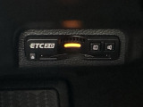 ハンドルの左下にETC2.0がついています。高速道路の料金所の通過も楽々です!。 カードの取り出しもしやすい場所についています。