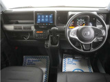 運転にかかわる様々な操作を安全に行えるように視点移動が少なく、操作性に配慮されたスイッチ類が凝縮されたコクピットです。