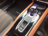 シンプルでとても使いやすいフロアシフトに、パーキングブレーキは、電子制御パーキングブレーキです。