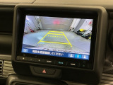 リバースギアに入れるだけで後方の表示へ切り替わります。夜間や雨の日の駐車も楽になりますよ。