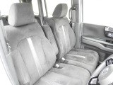 ★運転席★大きな座面と包み込むような背もたれが、ドライバーの身体をしっかり支えます。さらに、上質なシート素材と座り心地のよいクッション。長時間の運転やコーナーの多い道も快適です !!