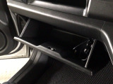 【グローブボックス】収納スペースがあるので車内が散らからずに助かります。ちょっとした物を入れるのにいいですね♪