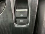 電動パーキングブレーキ、信号待ちや渋滞時などブレーキを踏み続ける場合に比べて足腰の疲労が軽減されるオートブレーキホールド付きです!