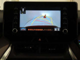 後方の見える安心をお届けするバックガイドモニター付:バックするときのアシストラインもあって楽々バック!車庫入れや縦列駐車をサポートし、苦手な駐車も安心です!今やもう手放せない装備ですネ♪