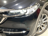【LEDヘッドライト】悪天候や夜間走行時も良好な視界を確保し安心して運転できる高輝度LEDヘッドライトを装備!点灯速度が早く、消費電力も抑えられています。