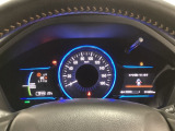 ハイブリット車専用のメーターです。中央のスピードメーターより左右のサブデスプレイで燃費や動力伝達などの情報が見れるようになっています。