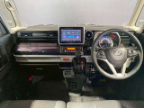 【運転席インテリアデザイン】左右対称のインテリアデザインでドライバーを包み込み運転に集中できるように設計されています。