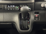 CVT車のセレクトレバーです。低速から高速まで、変速ショックのないスムーズな走りを実現するとともに、エンジン効率のよい領域を維持することで燃費にも貢献します。