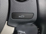 車間距離を保ちながら追従走行するレーダークルーズコントロール(全車速追従機能付)装備。ミリ波レーダーと単眼カメラで先行車を認識し、設定した車間距離を保ちながら追従走行を支援します。