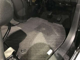 内装工程では、中古車を気持ちよくお乗りいただけるよう清掃しています。ニオイの元となるフロアカーペットまで洗浄・消臭済み?