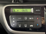 【オートエアコン】一度お好みの温度に設定すれば、車内の温度を検知し風量や温度を自動で調整。暑い&hellip;寒い&hellip;と何度もスイッチ操作をする必要はありません。快適な車内空間には必須の機能ですね♪