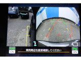 バックギアに入れるとバックカメラの映像がナビに映ります。障害物までの距離もわかりやすいです。