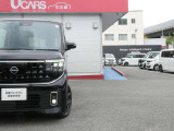 フロントカメラで前方の状況を検知し、対向車や先行車の有無に応じてLEDの照射パターンを変化することにより対向車がいる状態でもハイビームの維持が可能なアダプティブLEDヘッドライトシステムを搭載しております☆