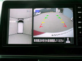 リバースにシフトするとまるで上空から見下ろしているような感じにナビゲーション画面に映し出します