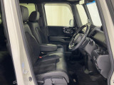 運転席はアームレスト付きのベンチシートです。結構ゆったりしてるんですよ。オートエアコン