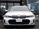 BMW在庫保有台数常時100台以上!ご来店の際はBMW本店(厚木市下荻野140-1)にご来店ください!弊社自慢の全天候型ショールーム!BMW在庫保有台数常時100台以上ございます!
