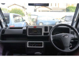 運転のしやすさを最優先に設計された見晴らしの良いフロントビュー。車両間隔が掴みやすく狭い道でも安心♪