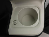 ホットドリンクをちょうど良い温度でキープしてくれる保温機能付きカップホルダー付きです。