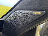 【YAMAHAサウンドシステム】メーカーオプションの高品位サウンドシステムを搭載。専用のチューニングが施された大小様々なスピーカーから良質なサウンドが奏でられ、臨場感あふれる音響空間を演出します。