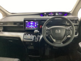 車内は光触媒抗菌消臭施工済です。スタイリッシュなデザインでスポーティなインパネ周りを演出します。グローブボックスやカップホルダーのほかにトレーなどたくさんの収納スペースが付いています。