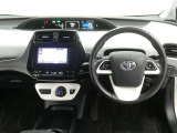 運転席からの視界はこんな感じです☆お気軽にご来店いただき、実際に座って是非お確かめください。ドライバーに寄り添う快適な操作フィールをもたらすステアリングです。