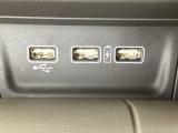 セレクトレバーの下に、スマートフォンなどの充電可能なUSB端子が2個、音源などの外部入力の可能なUSB端子が1個ついています。移動中に充電もできるので便利です。