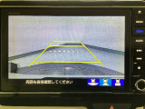 【バックカメラ】運転が苦手な方も車庫入れラクラクです!ギアをリバースに入れれば自動的に切り換わりますので、面倒な操作は不要です♪狭い駐車場もお車を傷つけず安心ですね!