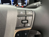 前方の車との車間を設定し、スピードを上げたり緩めたりを自動で行ってくれる追尾式の「レーダークルーズ」。上級装備の一つです!高級車にしかつかない嬉しい機能です。