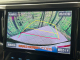 【バックカメラ】駐車時に後方がリアルタイム映像で確認できます。大型商業施設や立体駐車場での駐車時や、夜間のバック時に大活躍!運転スキルに関わらず、今や必須となった装備のひとつです!