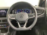 Volkswagen全車共通の上質な本革を使用した手触りのしっとりとしたステアリングです。唯一素肌が触れるハンドルは上位モデルと同じ握り心地になっております。