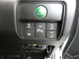 コーナーセンサーを車の前後に装備。障害物までの距離に応じて警告音を変えてお知らせ。縦列駐車時や駐車場・車庫などでの取り回しをサポートします。詳細は販売店スタッフまでおたずねください。
