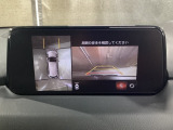 狭い場所での駐車やすれ違いなどでより的確な運転操作に役立つ360&deg;ビューモニターが装備されています。