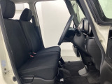 座面も厚みがあり背もたれも高く、広い足元にゆったり座れるシートです。運転席と助手席の間が空いている為、助手席側への移動がスムーズです。交通量の多い道でも助手席側から乗り降りができます。