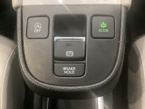 セレクトレバーの下に電子制御パーキングブレーキがあります。スイッチひとつで、停車した地点の傾斜などをシステムが検知・判断してブレーキ力を自動的に最適制御し、しっかり停車できるパーキングシステムです。