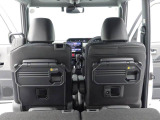 後席からのビュー。車内の広さがおわかりいただきやすい一枚です。