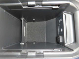 アームレスト内の収納部に、USBポートを二口備えています。運転席と助手席それぞれのスマホや電子小物を充電可能です。