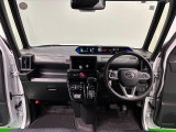360&deg;UV&IRカット機能ガラス採用。見易い計器類と運転し易いレイアウトのドライビングポジションは、極細Aピラーの採用で視角も少なく前方&左右の見切りが良く安心して運転できます。