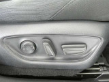 運転席電動シートは、シートポジションを細かく調整できるので長時間の運転もリラックスできますね。