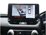 サイドクリアランスビュー表示中に、旋回時の運転操作に合わせて自動で車両を斜め後方から見たような映像を表示。
