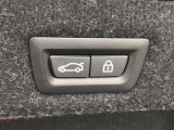 ボタン操作ひとつでトランクの開閉を可能とする電動トランクが付いております。