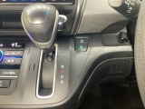 CVT車のセレクトレバーです。低速から高速まで、変速ショックのないスムーズな走りを実現するとともに、エンジン効率のよい領域を維持することで燃費にも貢献します。