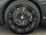 BMW純正19インチホイール。洗練されたデザインで、足元の個性を引き立てます。
