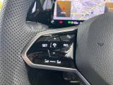 ◆クルーズコントロールにレーダーセンサーを組み合わせ、先行車を測定し設定されたスピードを上限に自動で加減速を行います。一定の車間距離を維持することで、長距離走行でのドライバーの疲労を低減させます。