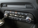【フルオートエアコン】運転席と助手席の温度調整がそれぞれ出来るフルオートエアコン装備です。これなら暑がりなご主人、寒がりな奥様が同乗されても問題ないですね。