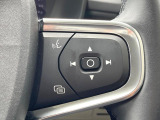 【ステアリングスイッチ】運転中、前方から目線をそらさずにオーディオ等の操作ができるよう、適切に配置されたスイッチ類。安心&快適なドライブを演出してくれる便利な機能です。