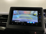 リバースギアに入れるだけで後方の表示へ切り替わります。夜間や雨の日の駐車も楽になりますよ。