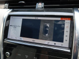 【全周囲カメラとセンサー】は狭い場所でも安心して駐車できるようにサポート。タッチスクリーンの表示と音で障害物との距離を確認できます。車幅感覚に慣れていない方や駐車の苦手な方には必見の装備といえます♪