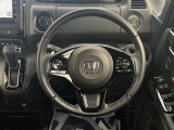 【純正革巻きステアリング】上質な革を使用することで、手にしっかり馴染みとても運転しやすいハンドルです♪