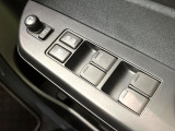 【電動格納ミラー】サイドミラーは電動格納式となっており、狭い駐車場でもキズがつくリスクを抑えられます。