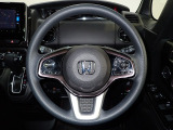 ハンドル左側にはオーディオ操作が出来るオーディオリモートコントロールスイッチ、右側にはHonda SENSINGとオートクルーズコントロールのスイッチを装備!